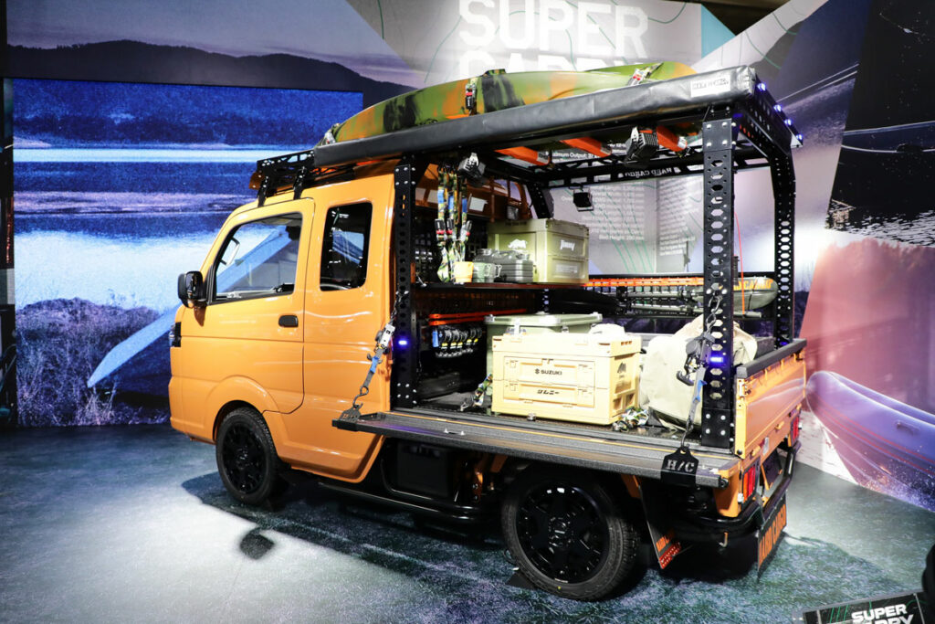 スズキが「ジャパントラックショー2026」に出展!!　「遊べる軽商用車」と「電動モビリティ」などを展示