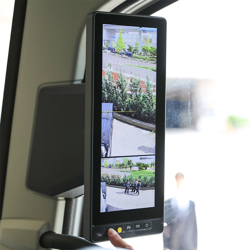 運転席側のCMSディスプレイ。オーバーレイでトラクタ後端を示す黄色のガイド線が表示できる。ガイド線の位置は事前の設定が必要だが、線の長さや有無も選べる。機能操作やディスプレイの輝度調整などは下部のスイッチで行なう