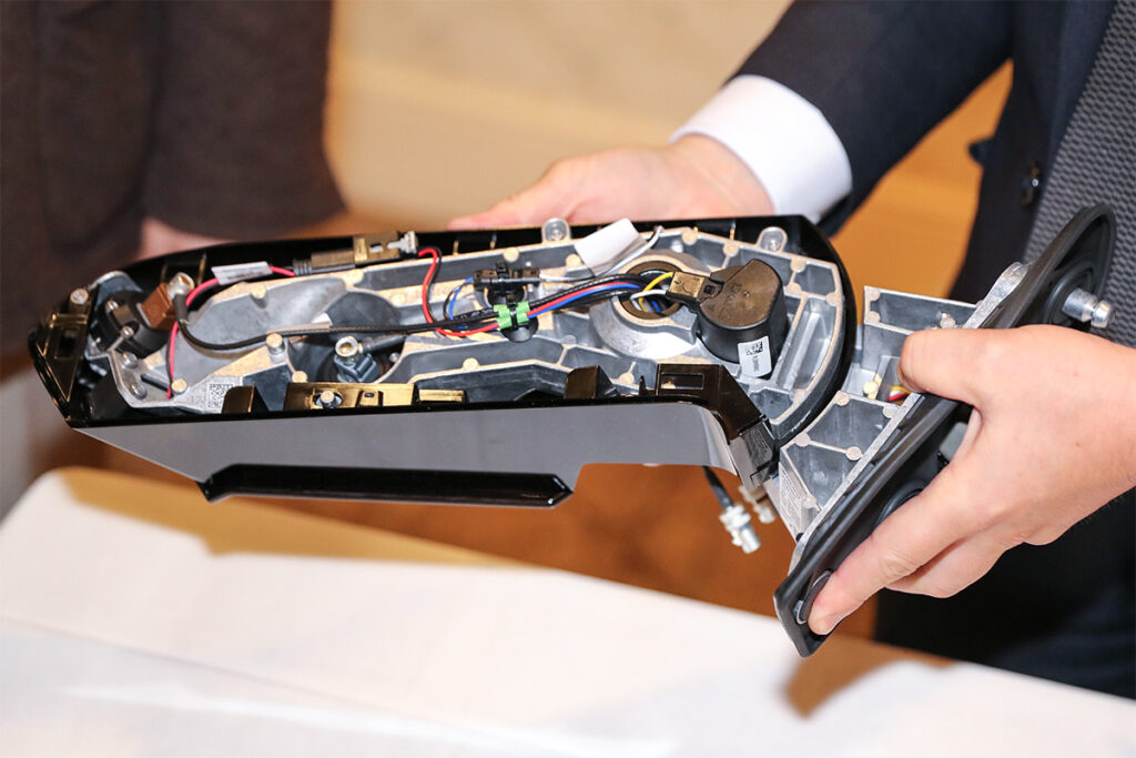 CMSカメラモジュール（助手席側）の内部。頑強なアルミフレームにカメラユニットとアクチュエータをマウントしている。キャブ側のマウント基部も同様の構造で、それぞれを樹脂製アウターカバーで覆っている