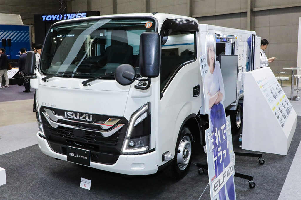トラックショー2026に出品されたエルフミオ冷凍バン完成車の『小型車枠サイズ』。地下駐車場へもアクセスできる全高2m未満モデルで、車両寸法自体は4ナンバー相当。シャシーは前後異径タイヤ超低床のフラットローで積載量は1050kg（2人乗仕様は1100kg）