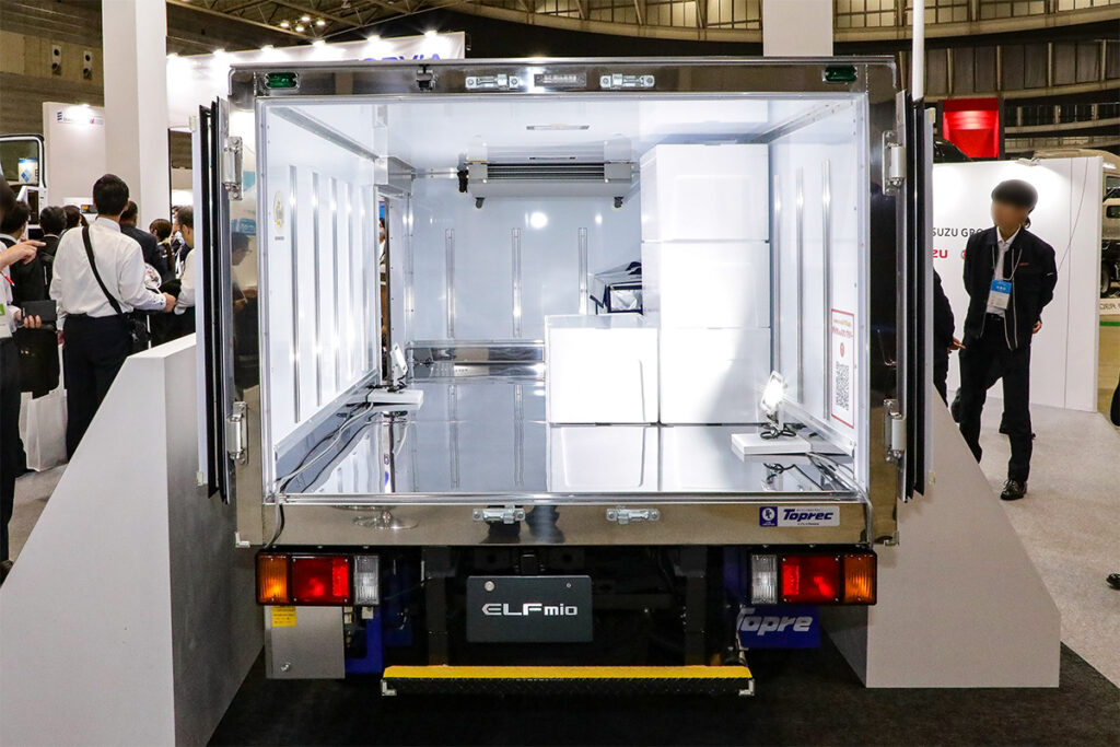 エルフミオ冷凍バン完成車・小型車枠サイズの断熱ボディ庫内。奥の天井にあるのが冷凍機を構成する機械のひとつエバポレータ。艤装品としてエアリブとSUS製フロア、LED庫内灯を標準装備しており、納車後すぐ使える仕様となっている