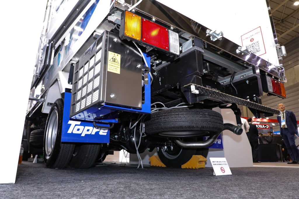 エルフミオ冷凍バン完成車・小型車枠サイズ。冷凍機を構成するコンデンサユニットをリアオーバーハング床下にマウントする