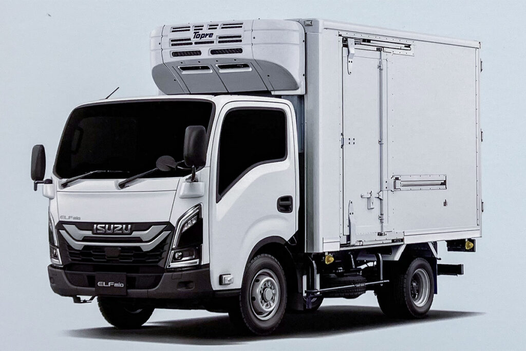ショーではボードでのデビューとなったエルフミオ冷凍バン完成車の『普通車枠サイズ』。こちらは2トン積エルフ冷凍バン完成車に近い庫内容積を備えるモデルで、車両寸法は1ナンバー相当。シャシーは写真のフラットロー（積載量850kg／2人乗仕様900kg）と前後同径タイヤ低平床のフルフラットロー（積載量1050kg／2人乗仕様1100kg）を設定