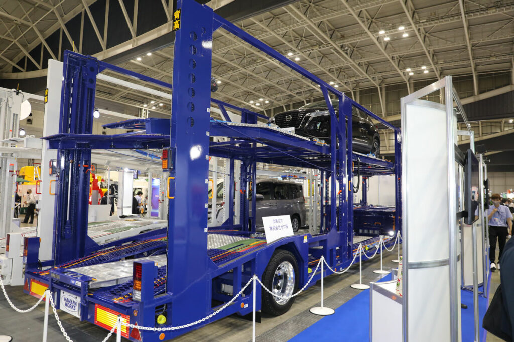ジャパントラックショー2022に出品されたZモデル。自動車輸送大手ゼロと共同開発したもので、EVなどに対応するため乗り越え車軸を採用し積載量10トン超を実現した