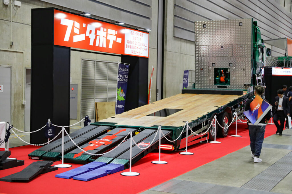 フジタ自動車工業が出品したのが重機運搬用ボディ「ダンプローダー」用オプション装備「オートスルー」用の軽量型歩み板。荷台後部のスロープ部分が歩み板だ
