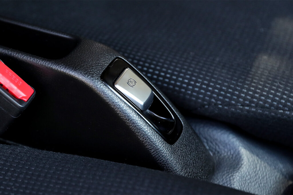 ハンドレバーの代わりに設置するEPBの操作スイッチ。写真はEPBを標準装備しているBEVモデル・eキャンターのものだが、ディーゼルキャンターも同一のスタイルとなる
