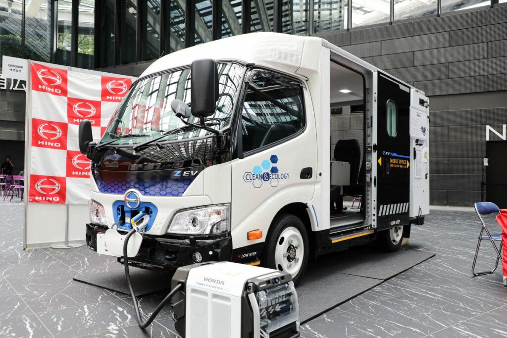 日野デュトロZ EV・モバイルオフィス仕様。航続距離が伸びた2026年モデルも登場したが、同車は2024年モデルがベース