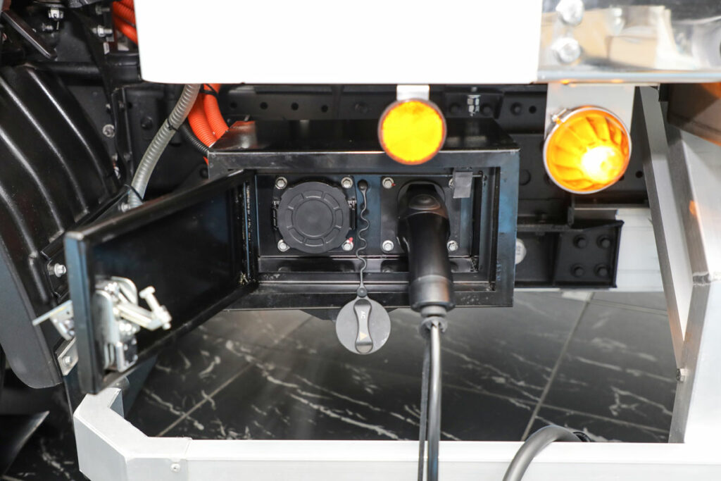今回はCHAdeMOの急速充電口（左）も装着。V2Lも搭載しており、会場では車両の普通充電（右）から、家電への給電を実演していた