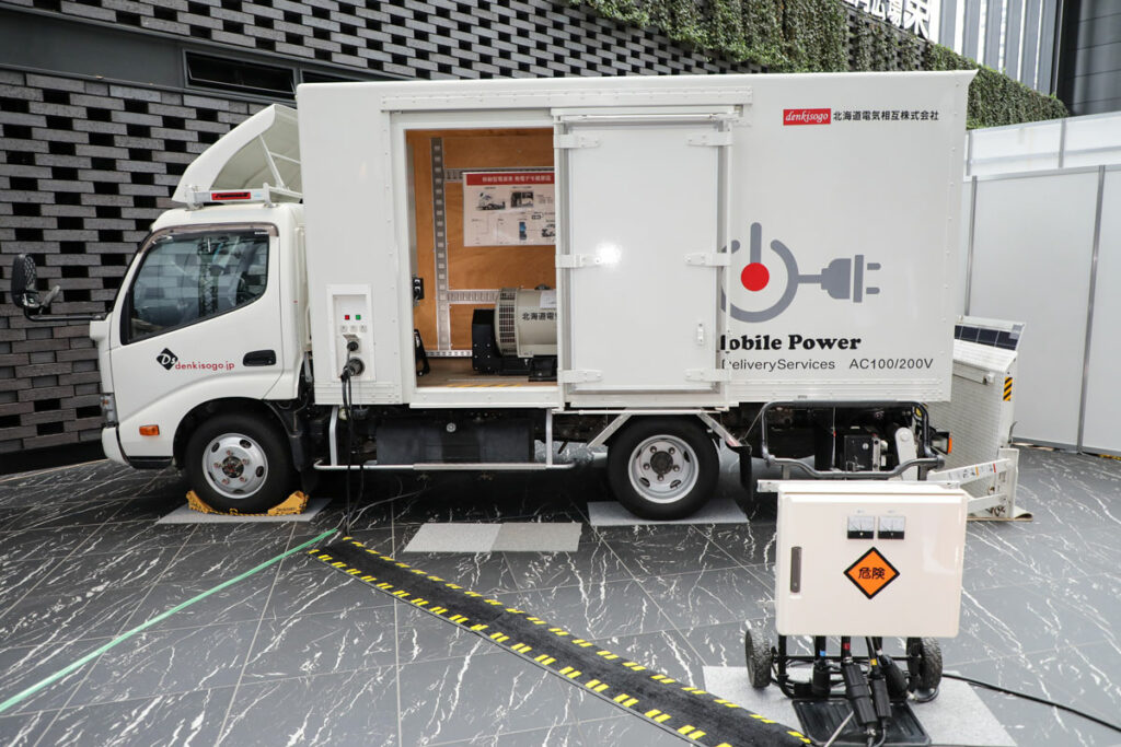 北海道電気相互が展示した移動型電源車。今回の車両は「標準型」であるが、最大90kWの急速充電に対応する「EVレスキュー型」では160kVAの発電機を搭載可能