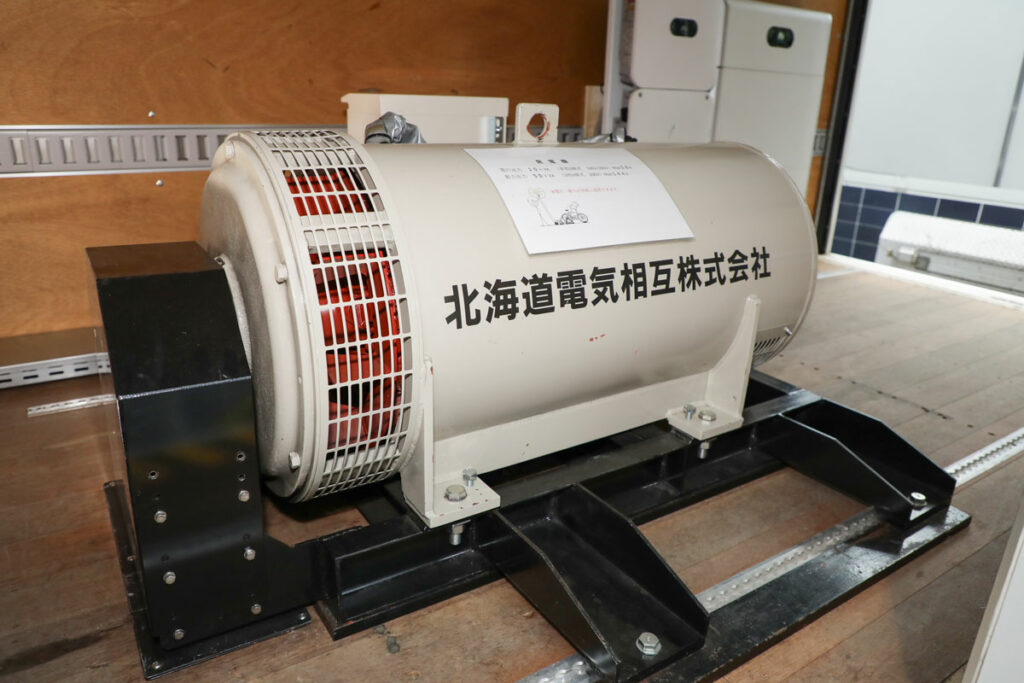 移動型電源車の発電機。3相200Vで50kVAの発電能力を発揮