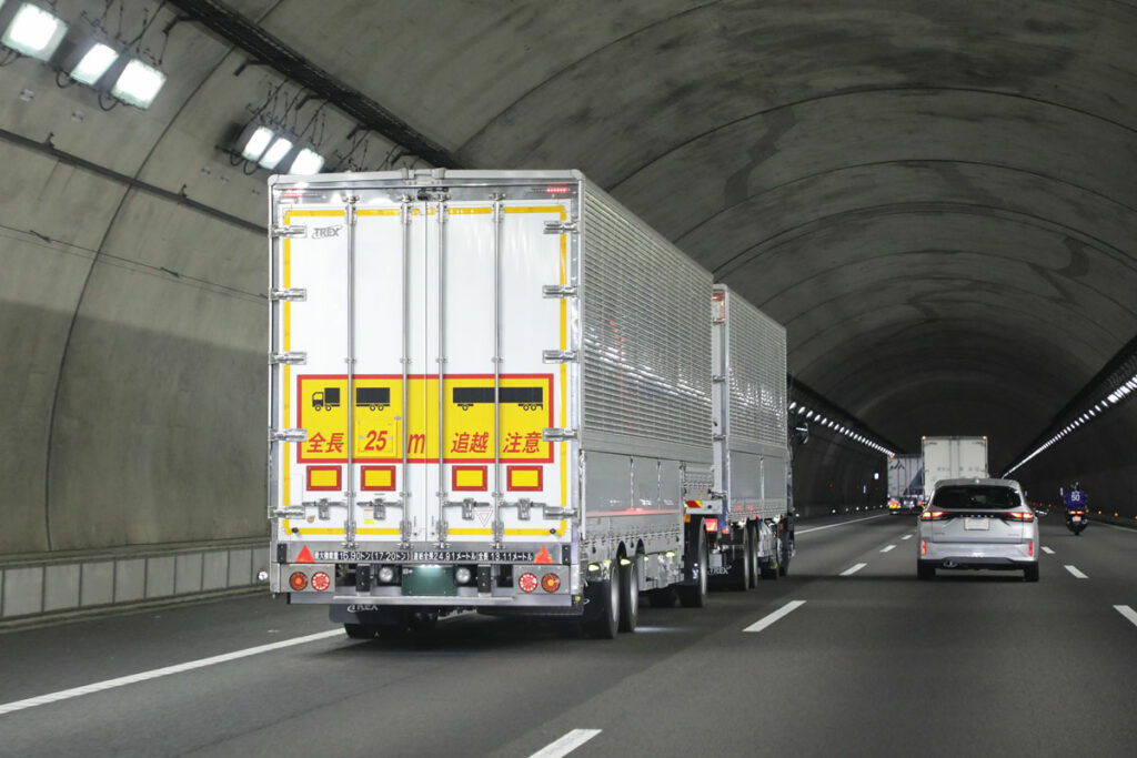 日本のトラック輸送において最大の輸送量を実現する連結全長25mのダブル連結トラック（フルトーレラ）