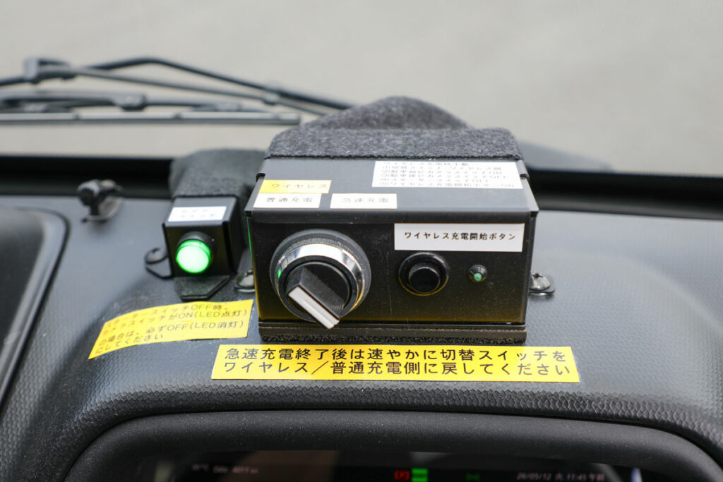 開始ボタンと急速／ワイヤレス充電の切り替えスイッチ。緑に光っているのはカメラシステムのスイッチだ