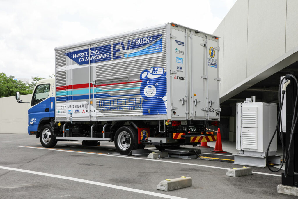 EVワイヤレス充電の設備とEVワイヤレス充電式eキャンター。実証車はeキャンターの82kWhのMサイズバッテリーを搭載するワイド・E尺車