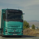 同一車種なのになぜ基本スペックに差が？　ボルボとルノーが長距離バッテリーEVトラックの航続距離を拡大した手法とは!?