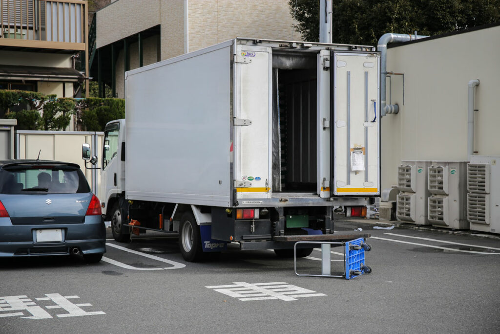 手積み手降ろしの仕事がメインの愛嘉さん。加齢とともに「ドライバーとしていつまで続けられるのか」と不安を抱える