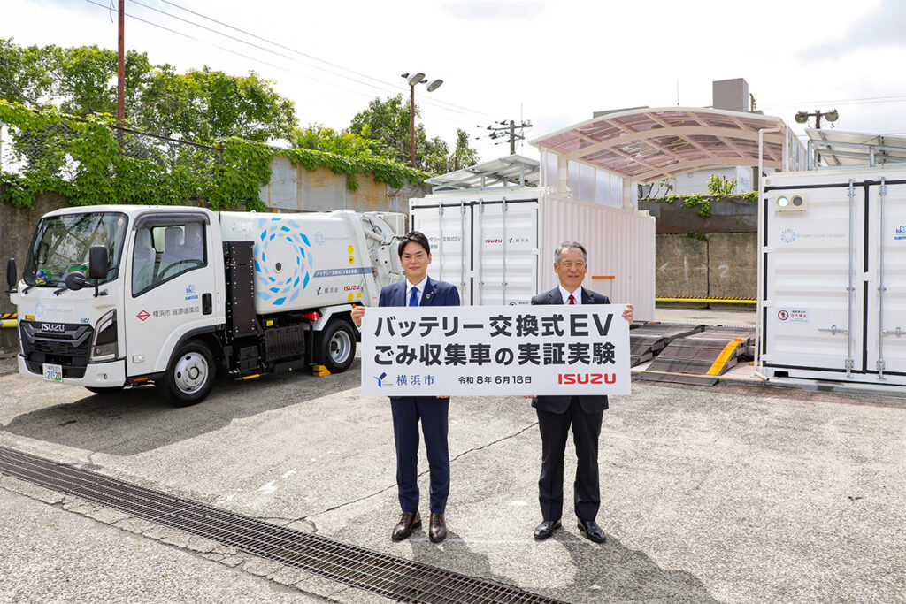 実証実験の記者発表会に出席した横浜市の山中竹春市長といすゞ自動車の南真介副会長