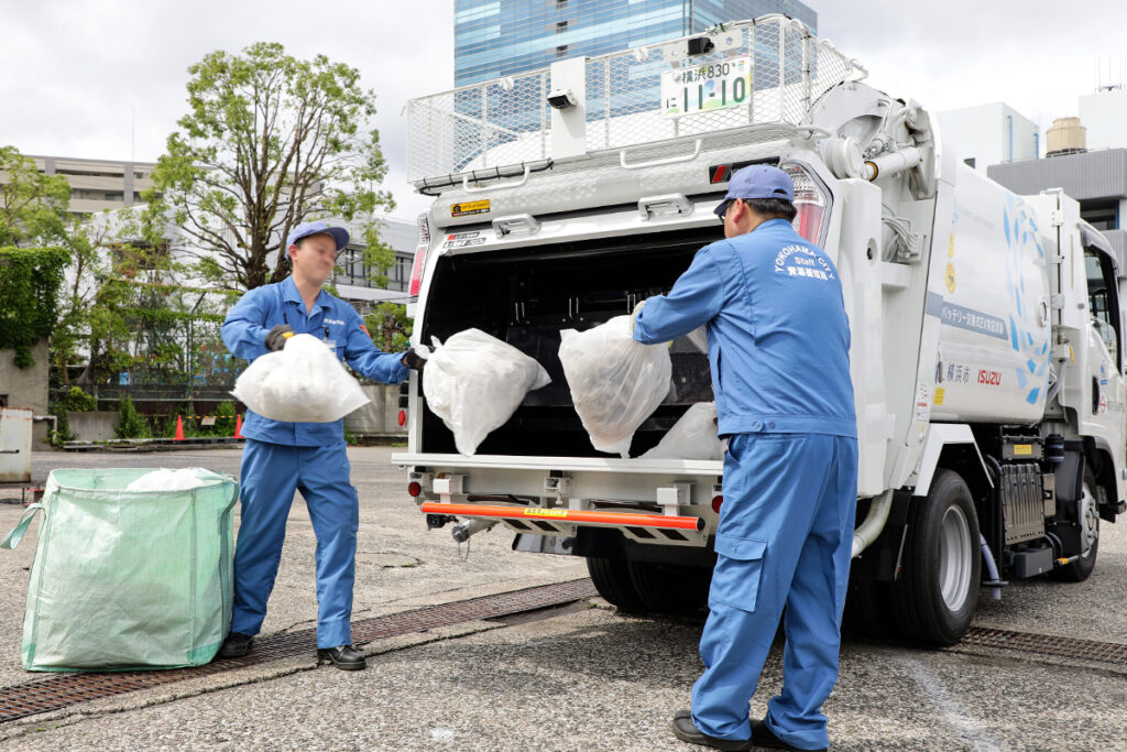EV塵芥車によるごみ収集作業は非常に静かで住宅地などでの運行に適している。聞こえるのは回転板式塵芥装置が作動する音のみである