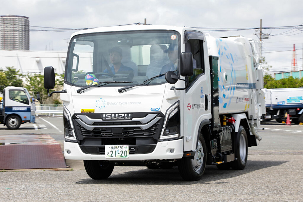 左右同時バッテリー交換ステーションに対応したエルフEV塵芥車。実証実験では2台を使用する