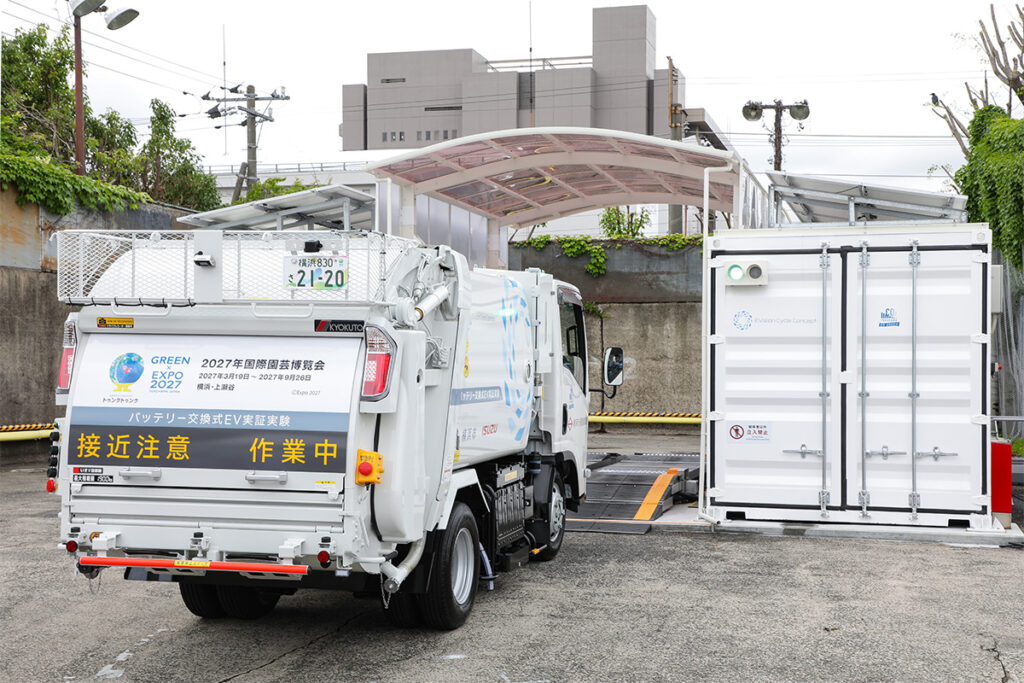 左右同時バッテリー交換ステーションに進入するエルフEV塵芥車。ステーション内で停車すると位置補正が自動で行なわれる