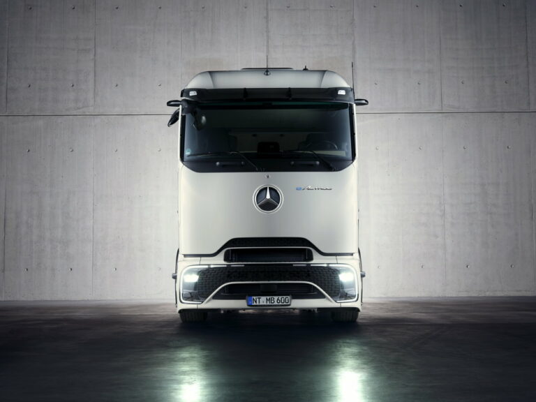 バッテリーEV大型トラックの「電費」はどれくらい？　ダイムラートラックが実運送でのデータを公開！