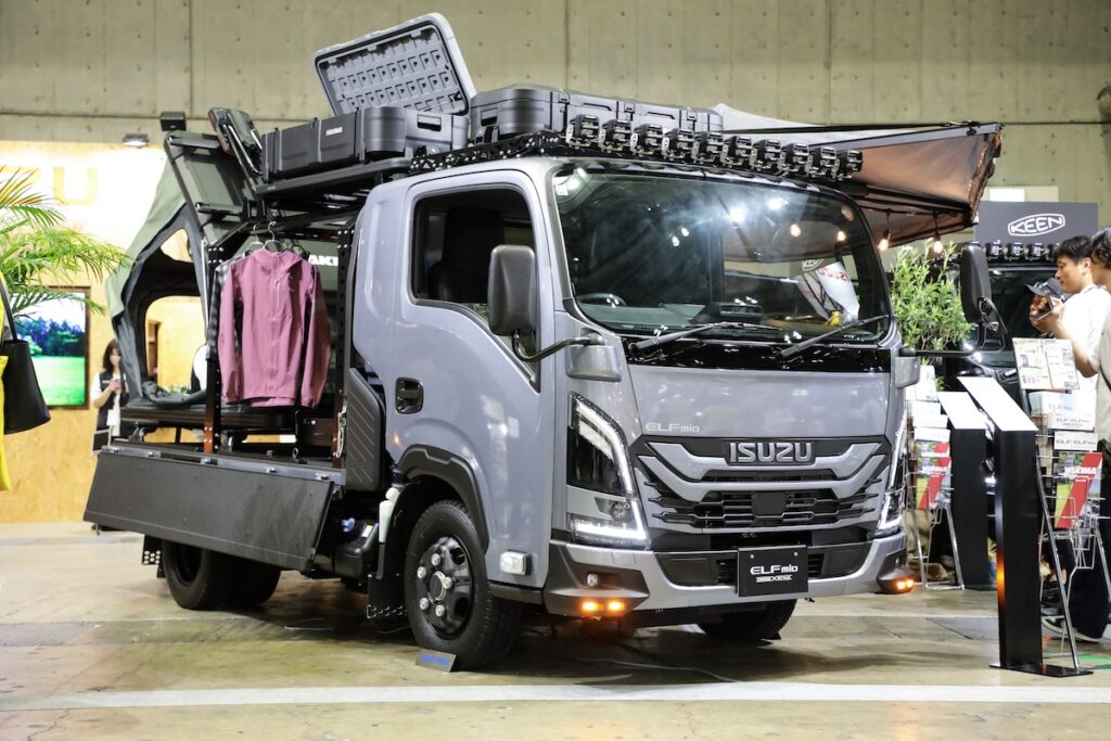 こんなエルフミオもアリ!?　いすゞが東京アウトドアショー2026で見せたオーバーランドスタイルがカッコいい!!