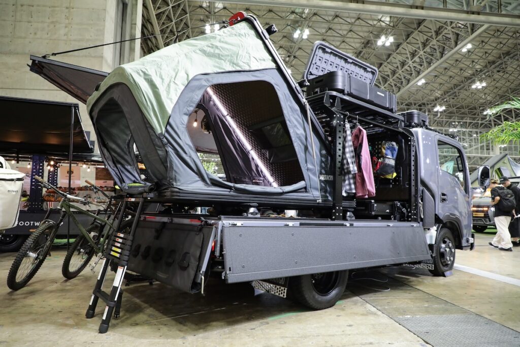 本来はルーフトップテントだが、トラックシャシーを活かし平ボディの荷台にテントを設置