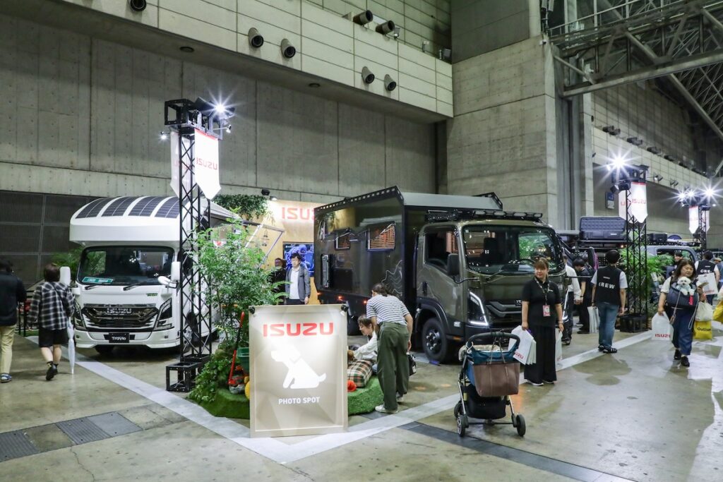 幕張メッセで開催された「東京アウトドアショー2026」のいすゞブース。「東京ドックショー2026」と併催しているため、同ブースには愛犬のフォトスポットも用意されていた