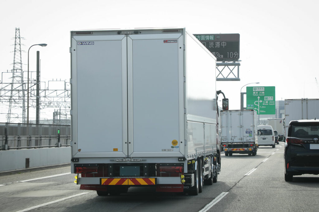荷待ち・荷役時間が大きく減少!?　国土交通省がトラックドライバーの拘束時間に関する調査結果を公表