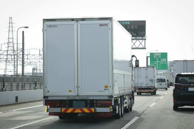 荷待ち・荷役時間が大きく減少!?　国土交通省がトラックドライバーの拘束時間に関する調査結果を公表