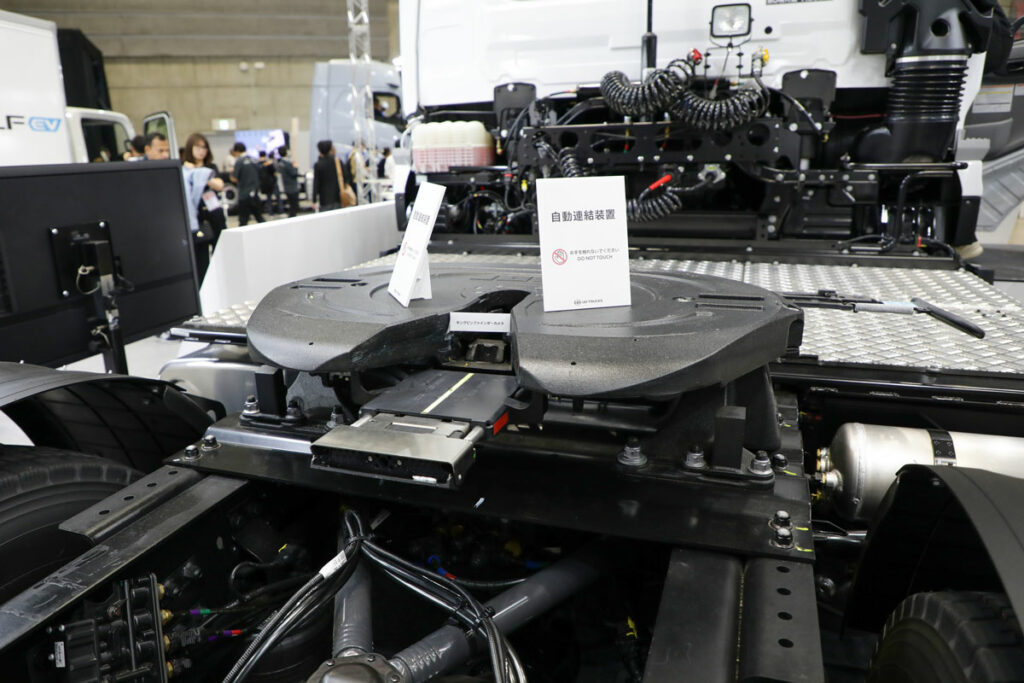 いすゞグループブースに展示された26年型「クオン」トラクタに搭載された自動連結装置