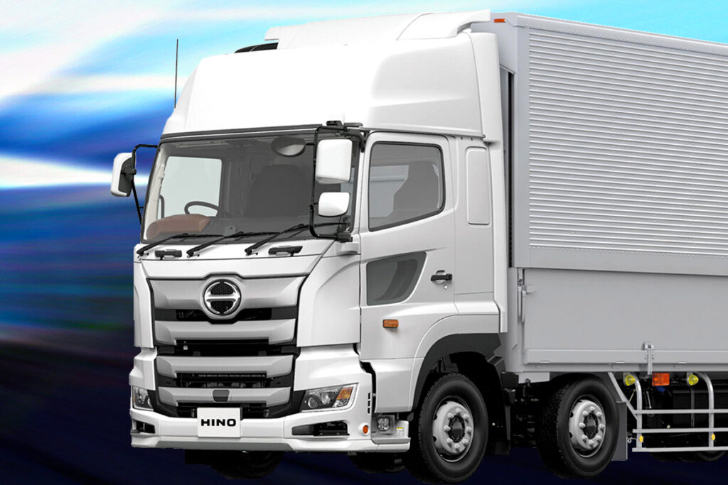 日野の大型トラック「プロフィア」を一部改良！ 進化型パワステ搭載や低床4軸車でもE13Cエンジンが復活!!