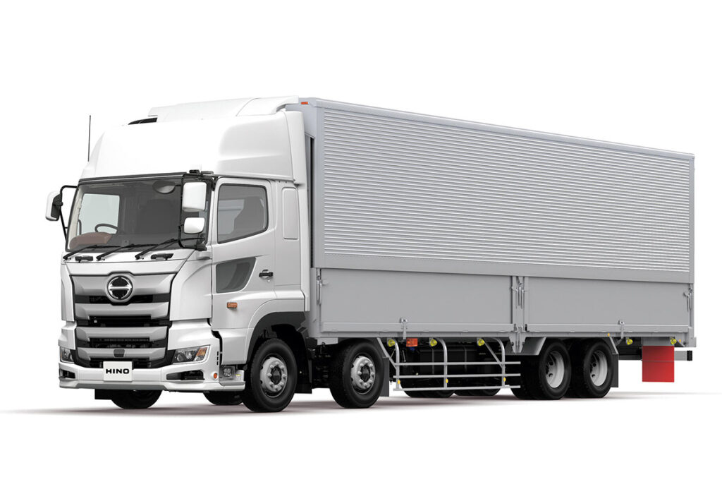 2026年型プロフィアのカーゴ単車8×4車型FW。写真はフルキャブハイルーフGVW25トン・A09C-VA型380PSエンジン・後輪エアサス車型（2WG-FW1AXHG）。同じスタイルのE13C-CB型460PSエンジン車が今回復活した