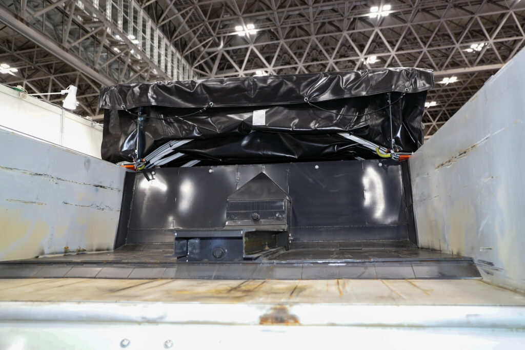 前壁で積み荷を押し出すのがプッシュオフトラックの特徴。写真の黒い部分が前壁。裏側にある油圧シリンダーで押している