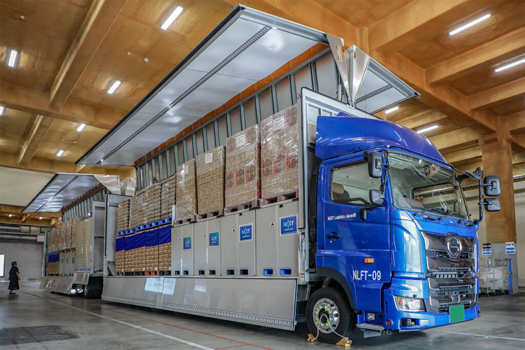 NLJのダブル連結トラック。荷主・物流企業が異なる積荷を混載することで物流ニーズと積載率の両立を図り、それを1人のドライバー・1両の連結車で運ぶというコンセプトである