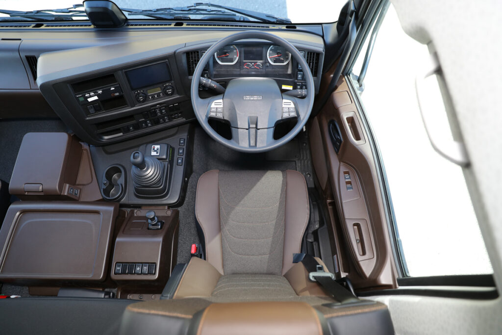 運転席を半円状に囲む「セミラウンド」型のコックピットは従来モデルと共通。ブラック＆ブラウンの2トーンカラーが落ち着いた雰囲気を醸し出す