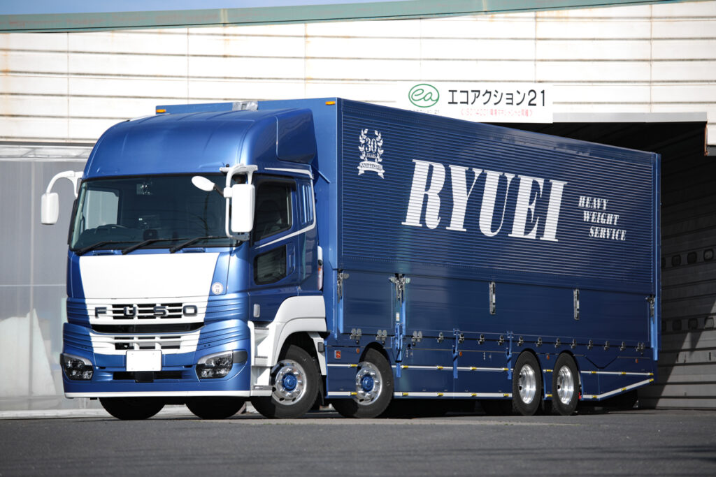 NEXTER煌き。ベース車両は三菱ふそうスーパーグレートFSのGVW25トン級4軸低床8×4総輪エアサスシャシー。車両寸法は全長11990mm×全幅2491mm×全高3790mm