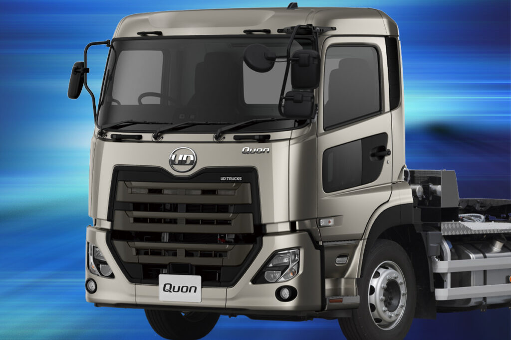 乗用車・SUVの電動化と重量増に対応する新モデル！ UDトラックスが「クオンGK車載用ショートキャブトラクタ」を設定!!