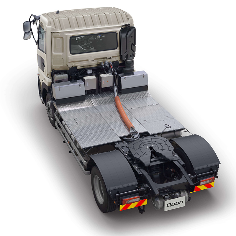 UDクオンGK車載用ショートキャブトラクタ。標準出荷モデルのカプラオフセット量は120mmで、このセグメントの型式取得モデルでは前例のない位置である