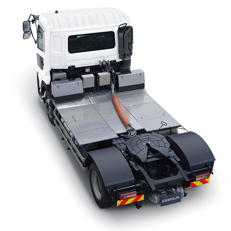 ギガトラクタ4×2車型EK車載用ショートキャブ車。車両サイズは先代(藤沢モデル)の車載用ショートキャブ車とほぼ変わらないが、カプラオフセットが大きく異なり、シャシー重量も約400kg以上軽減された