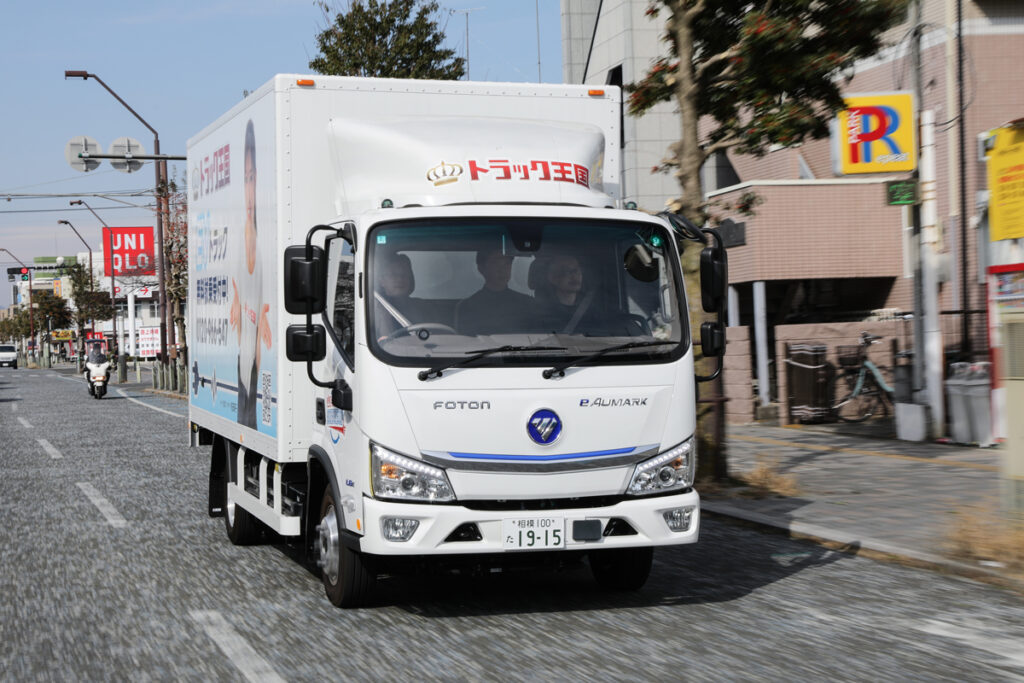 相模原市内を走行するeオウマーク。走りや乗り心地は国産車にも引けを取らない
