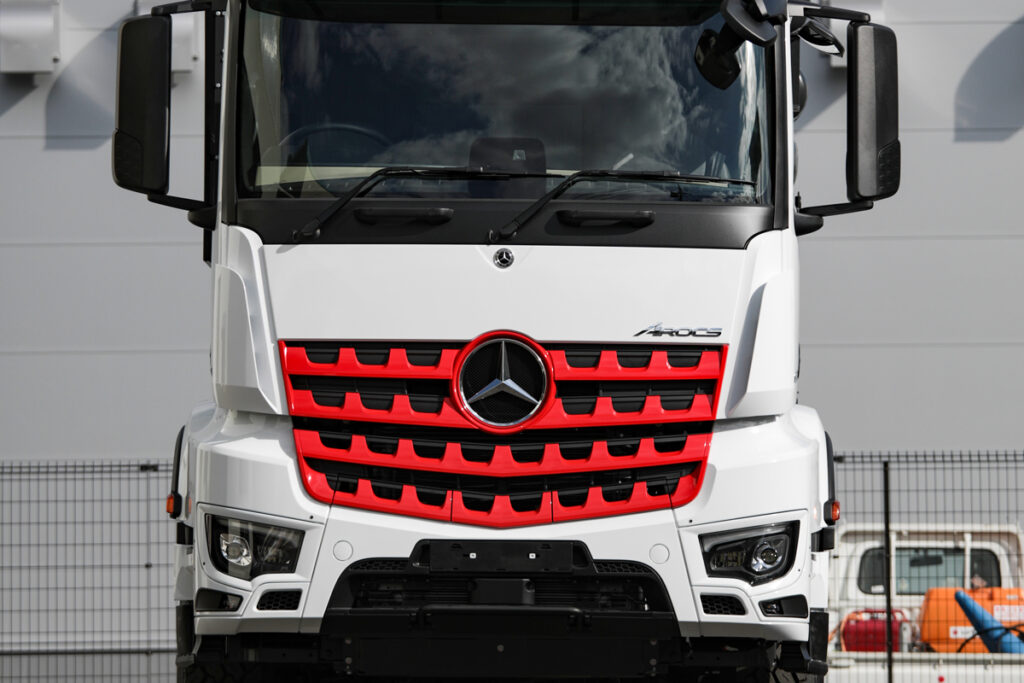 「日の丸カラー」で颯爽登場！　ベンツの重量物運搬用トラクタ「アロクスSLT」日本仕様1号車の実車と今後のラインナップ展開をレポート！