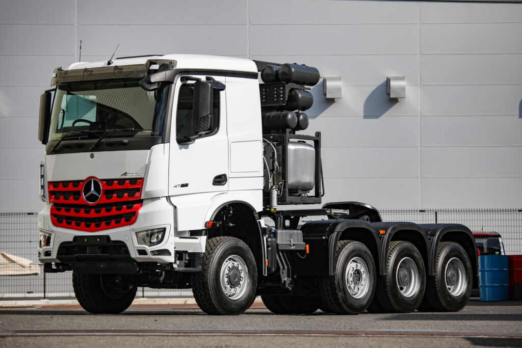 日の丸カラーが印象的なアロクスSLT日本仕様1号車。最高出力630PSの15.6Lエンジンを搭載し、許容連結車両総重量250トンを誇る
