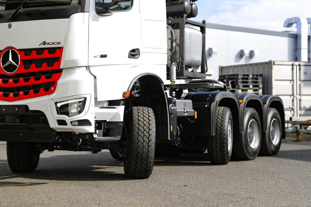 8×6シャシーは軸重分散などのため前軸と後前軸の間に非駆動のエアサス車軸を追加したもの。追加車軸は旋回性能を向上させるためステア機構を搭載する