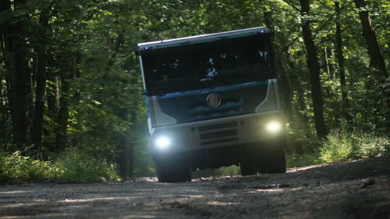 オフロード車の名門タトラから「BEV 8×8」が登場！　最も過酷な地形を純電動で走破する総輪駆動ダンプ