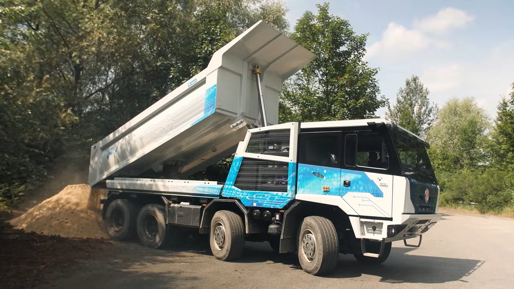 オフロード車の名門タトラから「BEV 8x8」が登場！　最も過酷な地形を純電動で走破する総輪駆動ダンプ