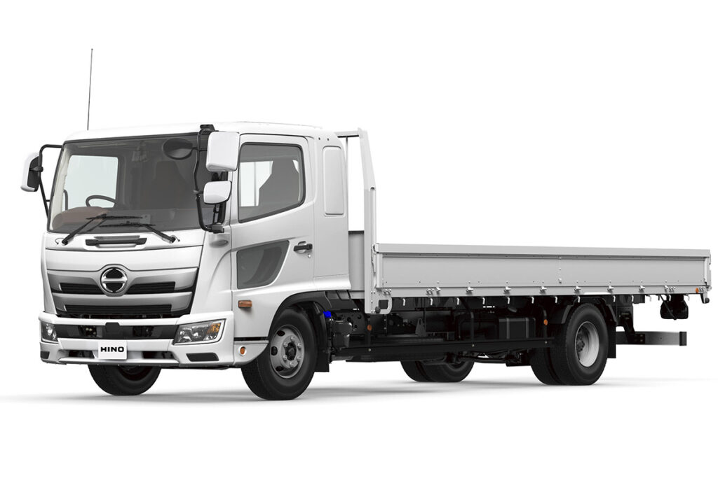 日野レンジャー2026年モデル。写真はフルキャブ積載量4トン車型FDのワイドキャブ平ボディ完成車