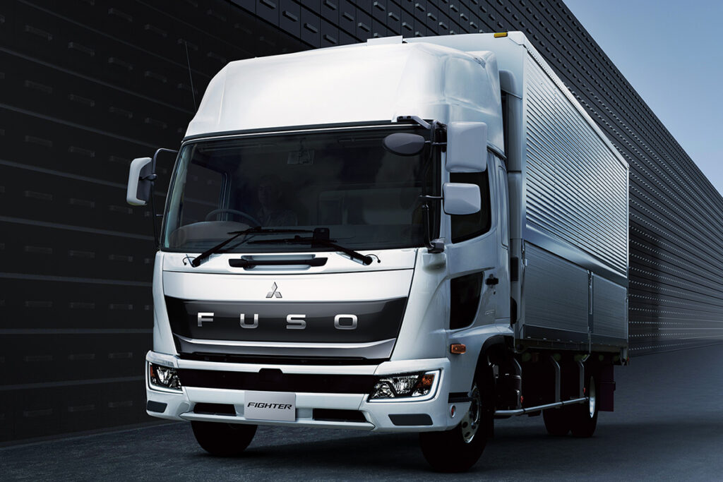 新型ファイター。写真は8.5t積ワイドキャブベッド付ハイルーフ後輪エアサス6段AT車（2WG-YE2ACG）をベースとするウイング車のCGイメージ