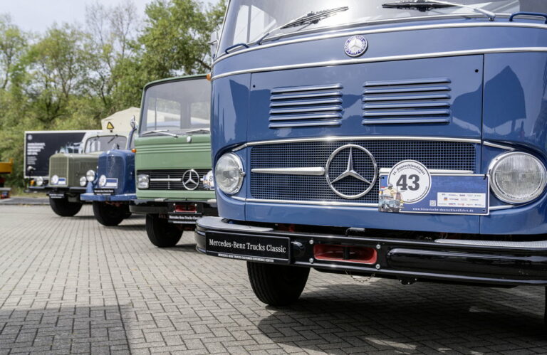 歴史的な名車も登場!?　「トラック」誕生から130年でクラシック商用車がメルセデス・ベンツの工場に会する
