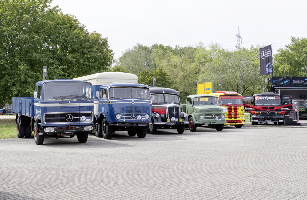 歴史的な名車も登場!?　「トラック」誕生から130年でクラシック商用車がメルセデス・ベンツの工場に会する