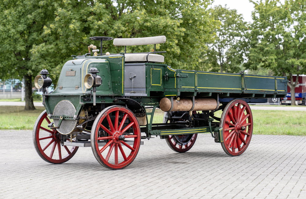 歴史的な名車も登場!?　「トラック」誕生から130年でクラシック商用車がメルセデス・ベンツの工場に会する
